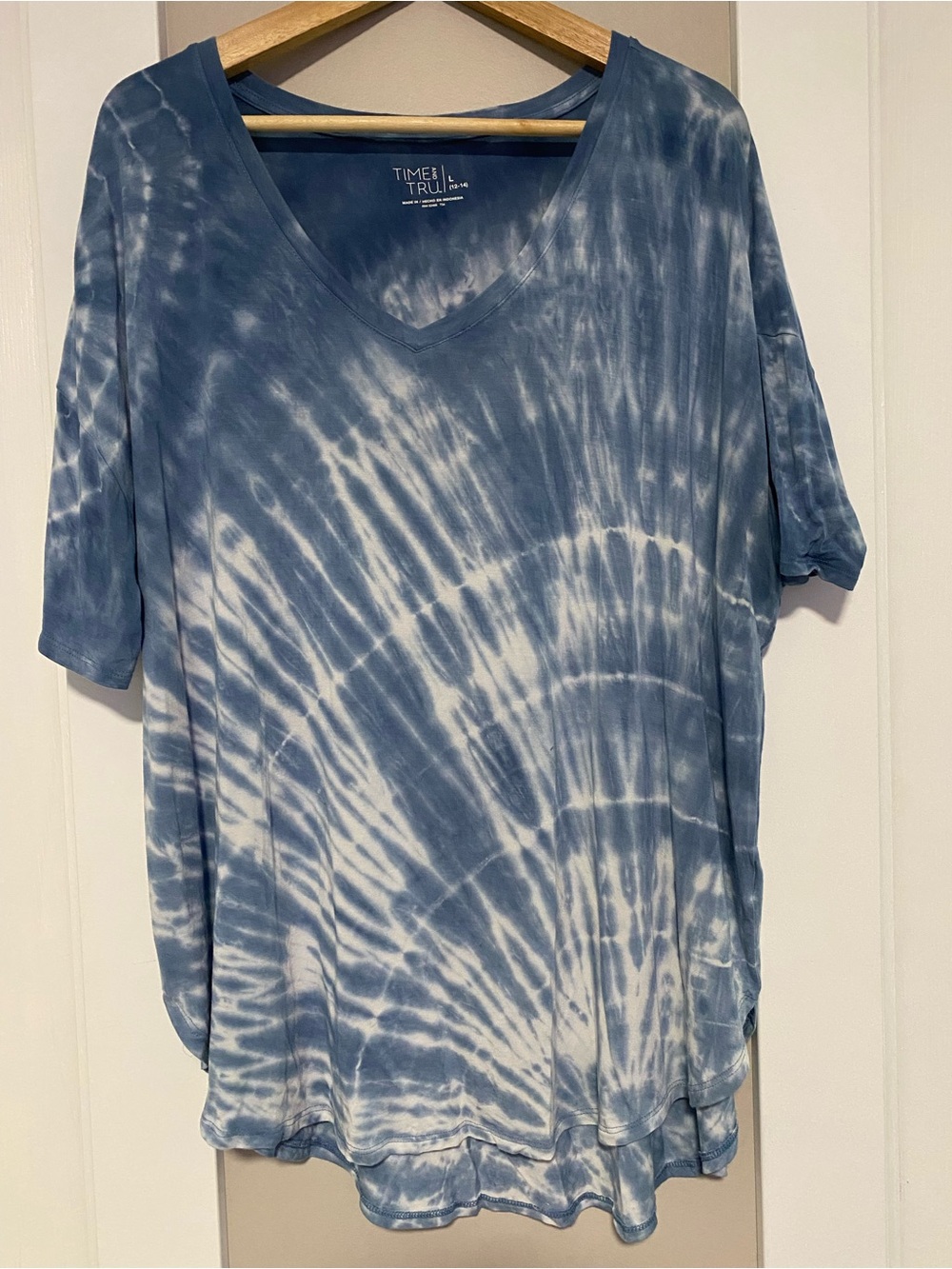 Time and Tru Blue and White Tie-Dye V-Neck Top